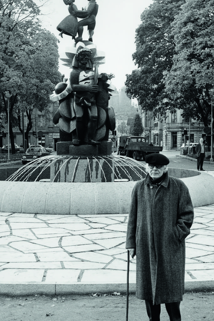 Bror Hjorth framför skulpturen Näckens polska, 1967.