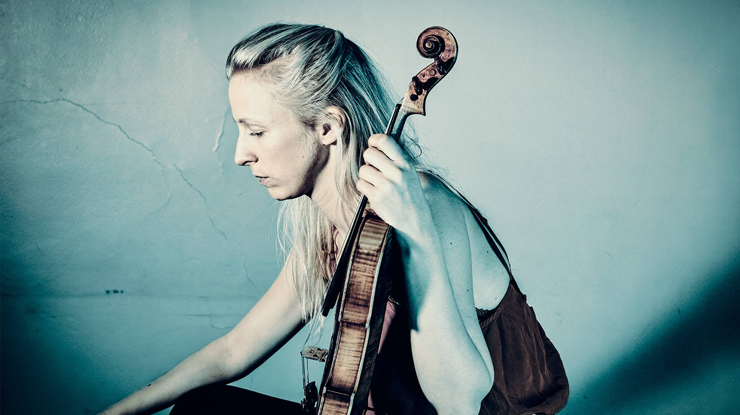 Bild på folkmusiker Lena Jonsson