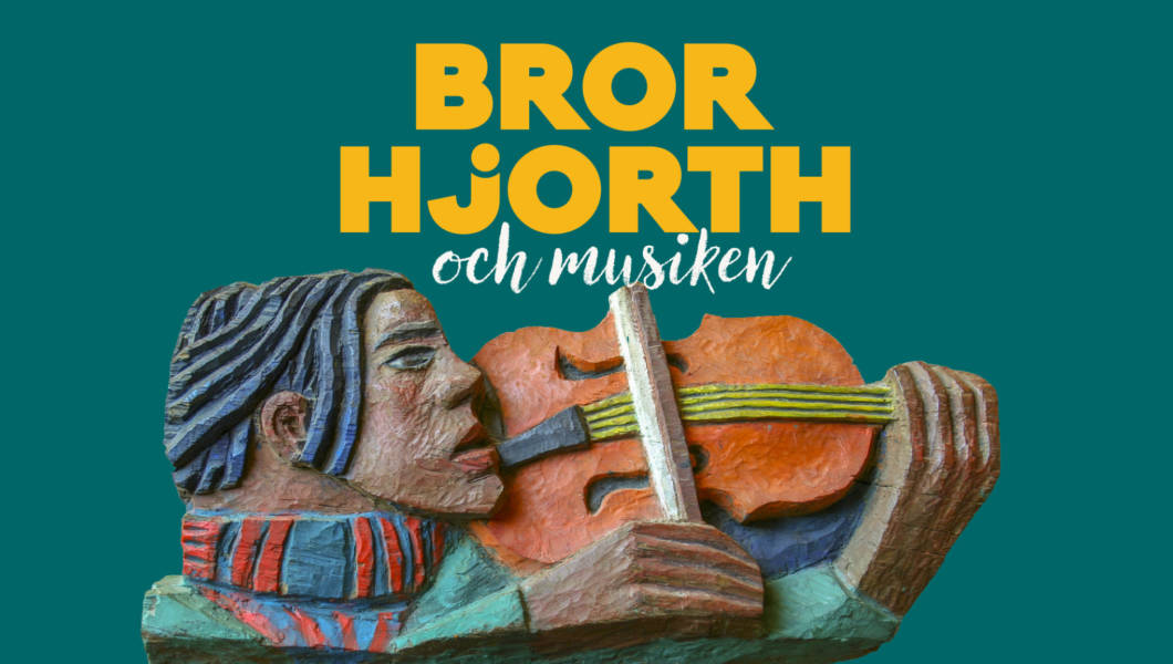 BIld på skulptur med texten om utställningen Bror Hjorth och musiken