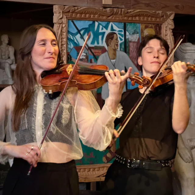 VÅGSPEL!
Kristin Kennemark och Alice Klint släpper sitt tredje album på lördag och inledde ikväll sin fyra dagar långa releaseturné i Bror Hjorths ateljé. 
Publiken fick njuta av både nyskrivna låtar och trad, allt framfört med innerlighet och energi i ett strålande samspel. 

#brorhjorthshus #brorhjorthsateljé #vågspel #aliceklint #kristinkennemark #folkmusik #folkmusic #folkmusikkonsert #vågspelduo