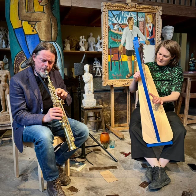 Sopransaxfon + knäharpa = sant! Det lät förträffligt!
Thommy Wahlström och Stina Hellberg Agback tog lyssnaren med på en naturnära resa genom skogar, över slätter och längs vattendrag. Det var vemod och frisk bris om vartannat, hela tiden med folktonerna närvarande. 
Att de båda är mästerliga på sina instrument visste du säkert sedan tidigare, men det gör ju inget att upprepa, och hör visade de också prov på fint samspel. 

#brorhjorthshus #brorhjorthsatelje #folkmusik #thommywahlström #stinahellbergagback #harpstina #harpa #sopransaxofon