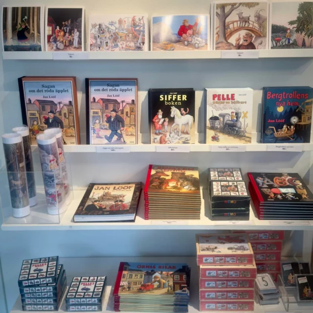 Utgång via museibutiken - Ta med dig Lööf hem
Majoriteten av alla originalillustrationer i utställningen är gjorda för att publiceras i en bok. Därför är det självklart att vi också säljer flera av Jan Lööfs böcker. Men i museibutiken finns också spel, vykort och affischer med Lööfmotiv. 
Allt till bra pris. 

Utställningen med Jan Lööf pågår t o m 8 juni. 
Museet är öppet tors-sön kl 12-16. Fri entré.

#brorhjorthshus #janlööf #janlööfböcker #museibutik #janlööfbilder #originalillustrationer #bilderböcker #bilderbok #saganomdetrödaäpplet #bergtrollensnyahem #bilderboksillustratör