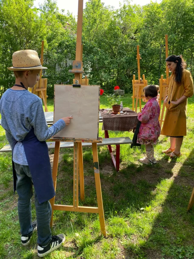 Stillebenmåleri med torrpastell i trädgården. Kan det bli bättre? Glad midsommar och tack för en superhärlig vecka!
#konstpedagogik #sommarkonstskolan